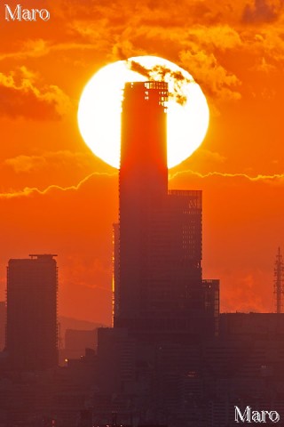 「あべのハルカス」展望台「ハルカス300」の向こうに沈む夕日を望む 「あべのハルカス」展望台「ハルカス300」の向こうに沈む夕日を望む