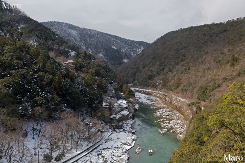 亀山公園の展望台から雪積もる保津川、大悲閣を望む 京都市右京区 2015年1月