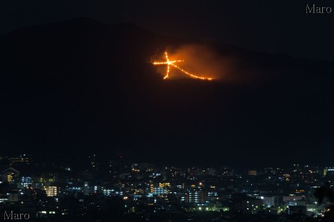 五山送り火「大文字」(大文字山、如意ヶ嶽)と京都の夜景 2015年8月