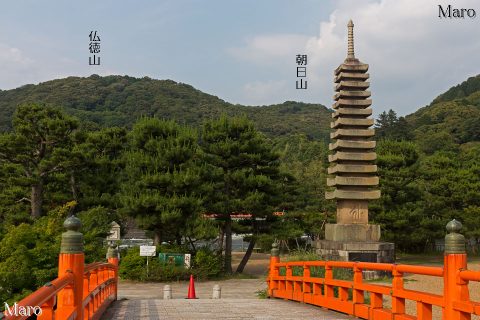 宇治川・塔の島に架かる喜撰橋から十三重石塔越しに仏徳山(大吉山)と朝日山を望む