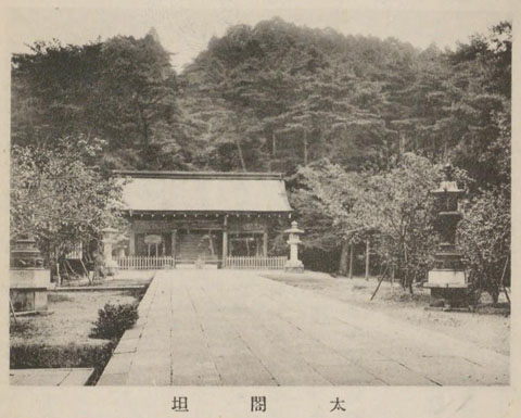 昭和初期頃の太閤坦と豊国廟の拝殿 出典・『京都名勝誌 上』(1928年) 昭和初期頃の太閤坦と豊国廟の拝殿 出典・『京都名勝誌 上』(1928年)