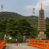 宇治川・塔の島に架かる喜撰橋から十三重石塔越しに仏徳山（大吉山）と朝日山を望む